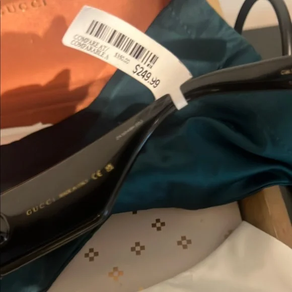 GUCCI RUNWAY Stylish Black Sunglasses - Picture 9 of 9